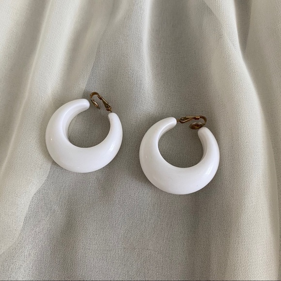 Vintage Trifari Chunky White Retro Hoop Earrings - Picture 3 of 7